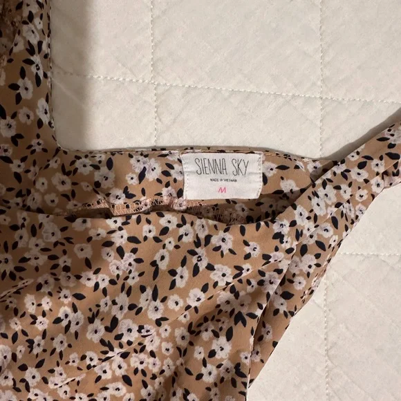 Boutique Floral Tan Sleeveless Top - Picture 4 of 6